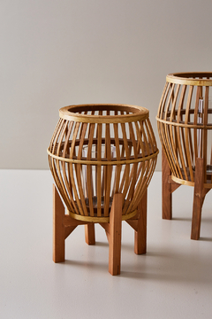 Fanal de madera y rattan con portavela de vidrio