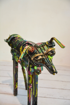 Mariana Mazza Toimil. La China. Escultura realizada con piezas antiguas recuperadas.  Diferentes tipos de metales, cerámica, madera. Intervenida con acrílico - comprar online