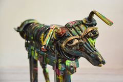 Mariana Mazza Toimil. La China. Escultura realizada con piezas antiguas recuperadas.  Diferentes tipos de metales, cerámica, madera. Intervenida con acrílico en internet