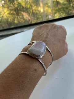 Bracelete e Anel Prateados com Cristal de Quartzo Rosa - Águas de São Pedro