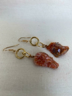 Brincos Dourados com Calcita Laranja Bruta - comprar online