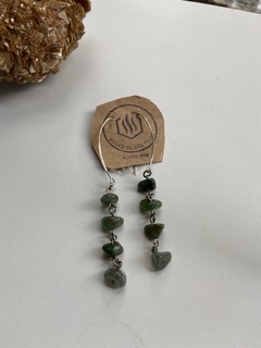 Brinco em Metal Prateado com Quartzo Verde