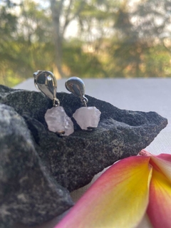 Brincos com Cristais de Quartzos Rosas Brutos - Águas de São Pedro