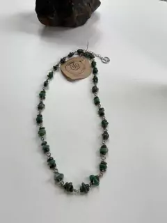 Colar em Metal Prateado com Quartzo Verde na internet