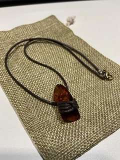 COLAR GARGANTILHA COM PEDRA DE ÂMBAR BÁLTICO - comprar online