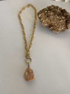 Maxi Colar Dourado com Calcita Laranja Bruta na internet