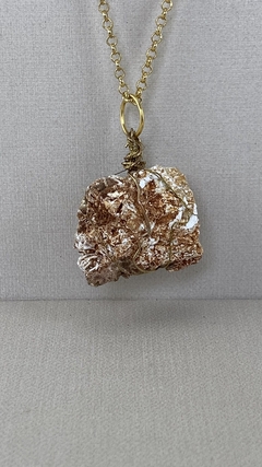 Imagem do Colar Dourado com Coquina Natural
