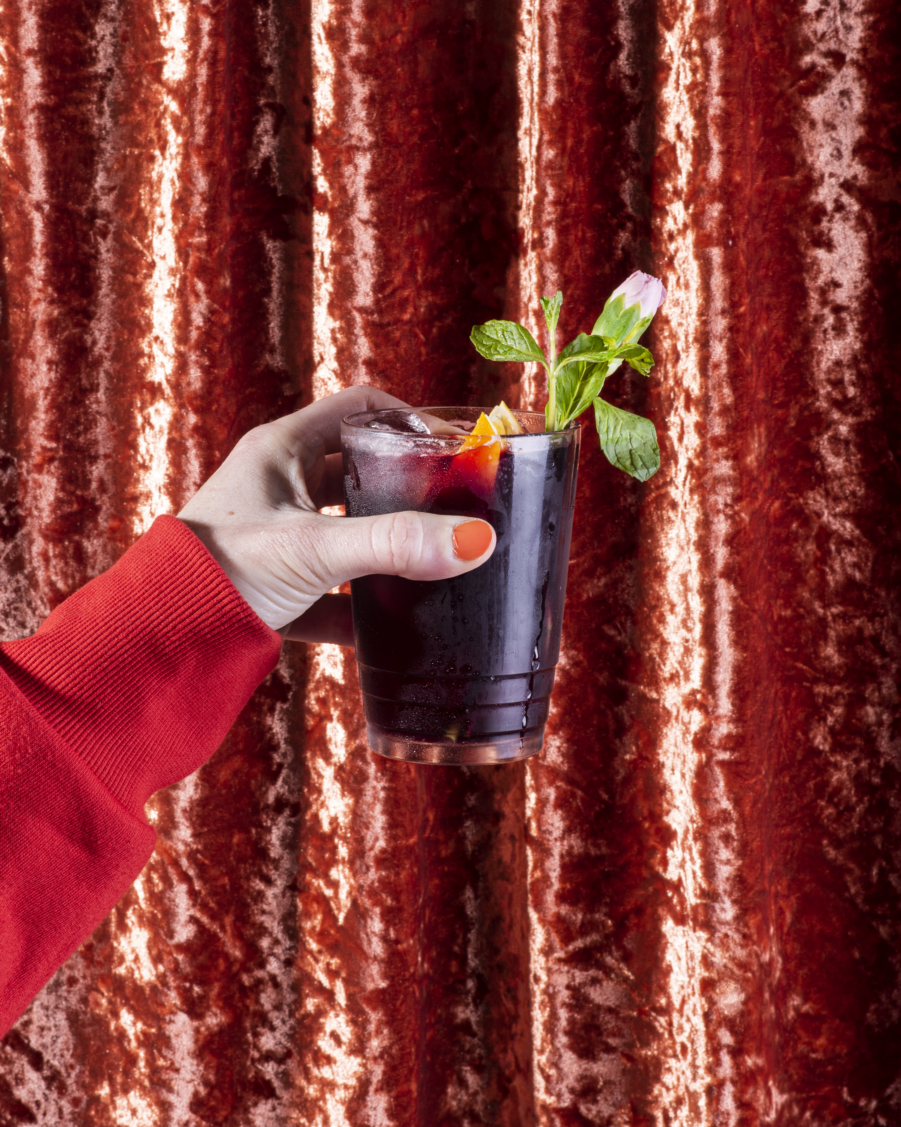 Descubre cómo preparar un refrescante Alfonsina Americano con nuestro delicioso Alfonsina Vermouth Speziato. Esta exquisita mezcla de sabores combina la dulzura del vermú con el amargor del Campari, realzado con notas cítricas de naranja y una refrescante tónica. Sigue nuestras sencillas instrucciones y sorprende a tus invitados con este cóctel único y lleno de sabor. ¡Atrévete a disfrutar de un momento de placer con Alfonsina!