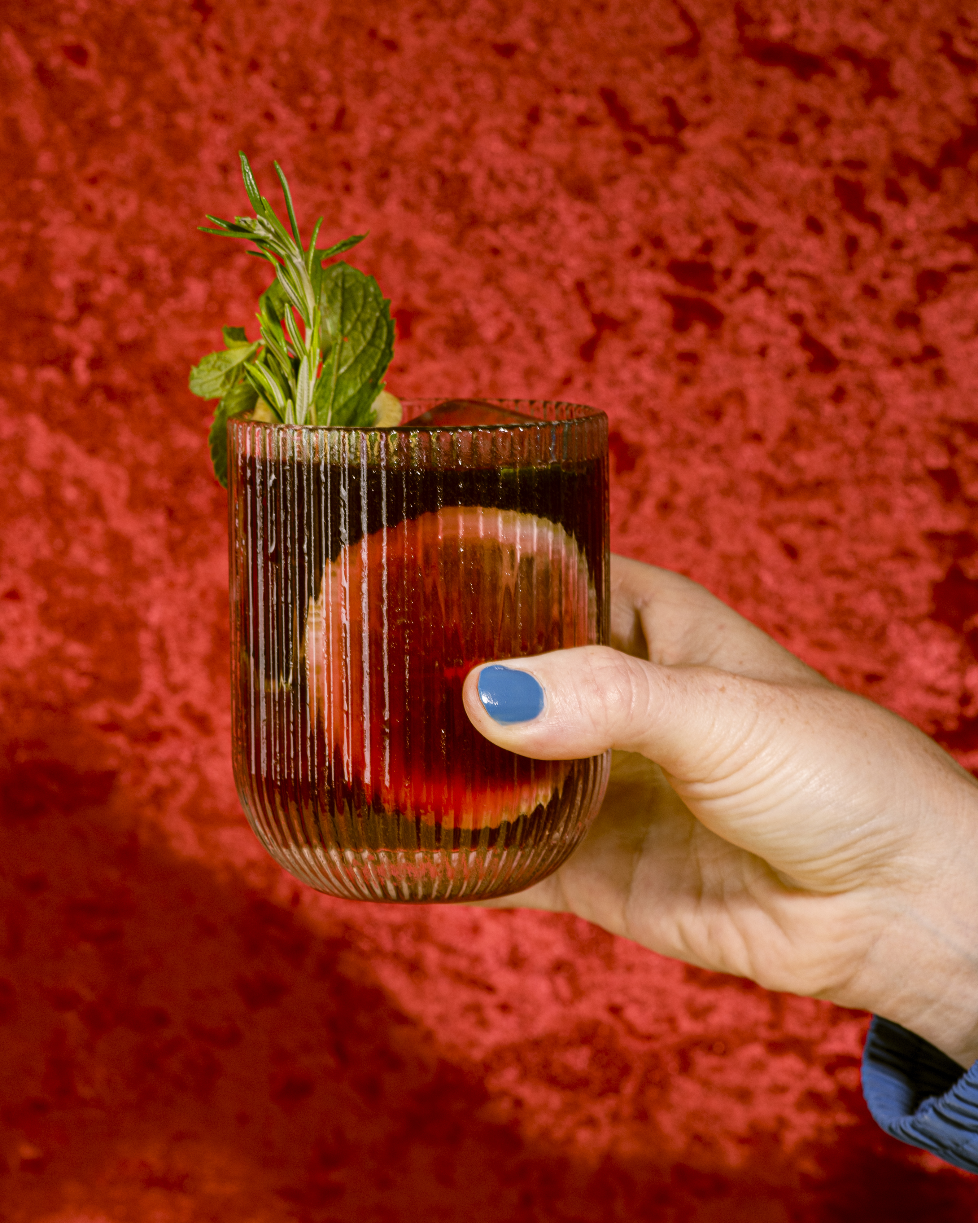 "¡Prepara tu propio cóctel de Alfonsina Vermouth Clásico con nuestro exquisito Alfonsina Floreale! Esta refrescante bebida combina la dulzura del vermú con el toque cítrico del almíbar de naranja, complementado con la burbujeante soda. Sigue nuestras sencillas instrucciones y sorprende a tus invitados con este cóctel elegante y lleno de sabor. ¡Una experiencia única para disfrutar en cualquier ocasión con Alfonsina!"