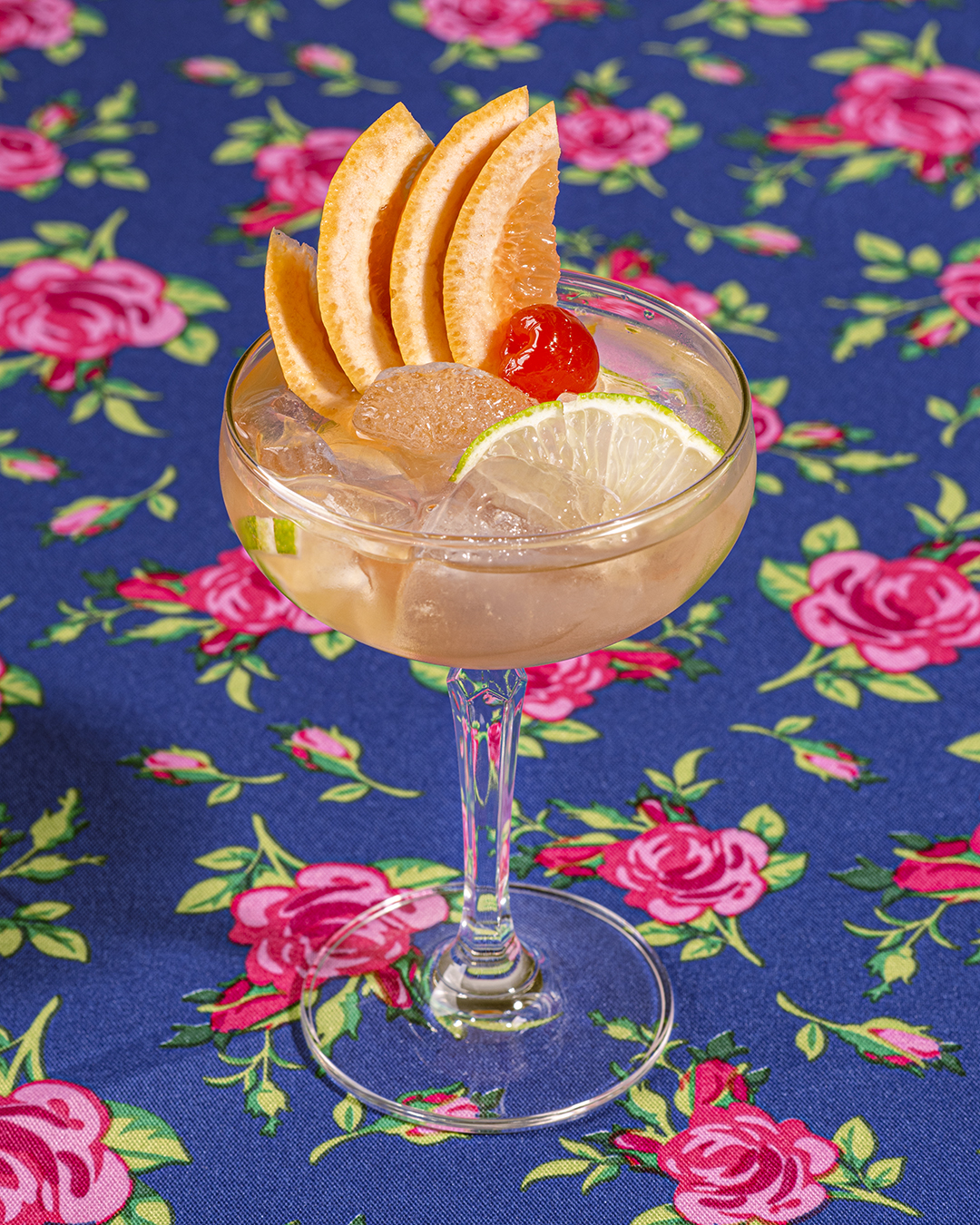 ¡Sorprende tus sentidos con nuestro refrescante Alfonsina Spritz! Prepara este delicioso cóctel con nuestro vibrante Vermouth Alfonsina Tropicale, acompañado de espumante seco y soda para una experiencia de sabor única. Decorado con una rodaja de pomelo y una hoja de albahaca para un toque fresco y aromático. Sigue nuestras sencillas instrucciones y disfruta de un momento de placer con Alfonsina Spritz. ¡Una explosión de sabores tropicales en cada sorbo!