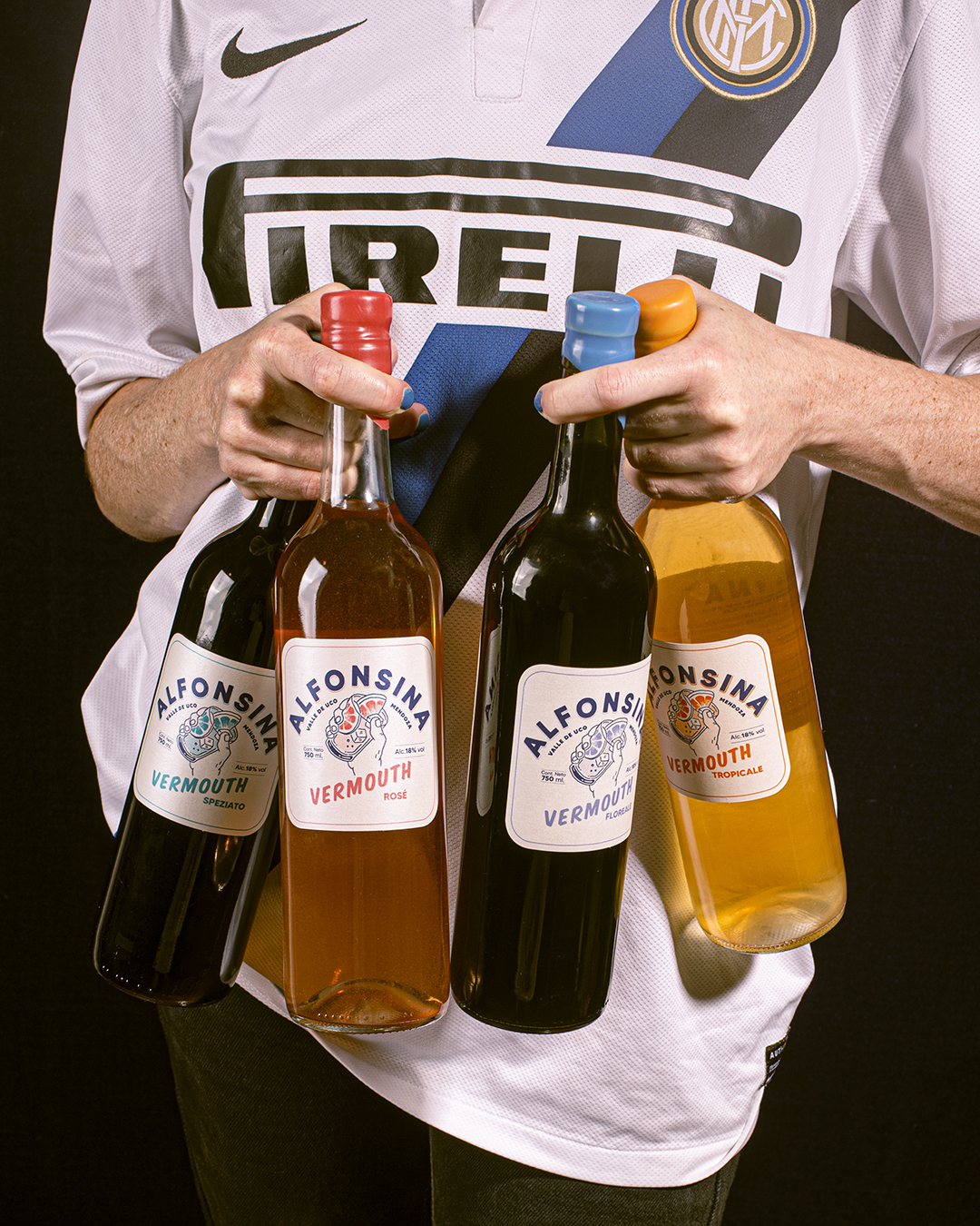 ¡Descubre el placer de comprar en Alfonsina Vermouth mientras sostienes cuatro exquisitos vermuts en la mano! Sumérgete en la experiencia de navegación y compra en nuestra plataforma mientras exploras una amplia gama de productos de alta calidad. Desde la selección de tus favoritos hasta el fácil proceso de pago, estamos aquí para hacer que tu experiencia de compra sea inolvidable. ¡Agrega un toque de elegancia y sabor a tu vida con Alfonsina Vermouth!