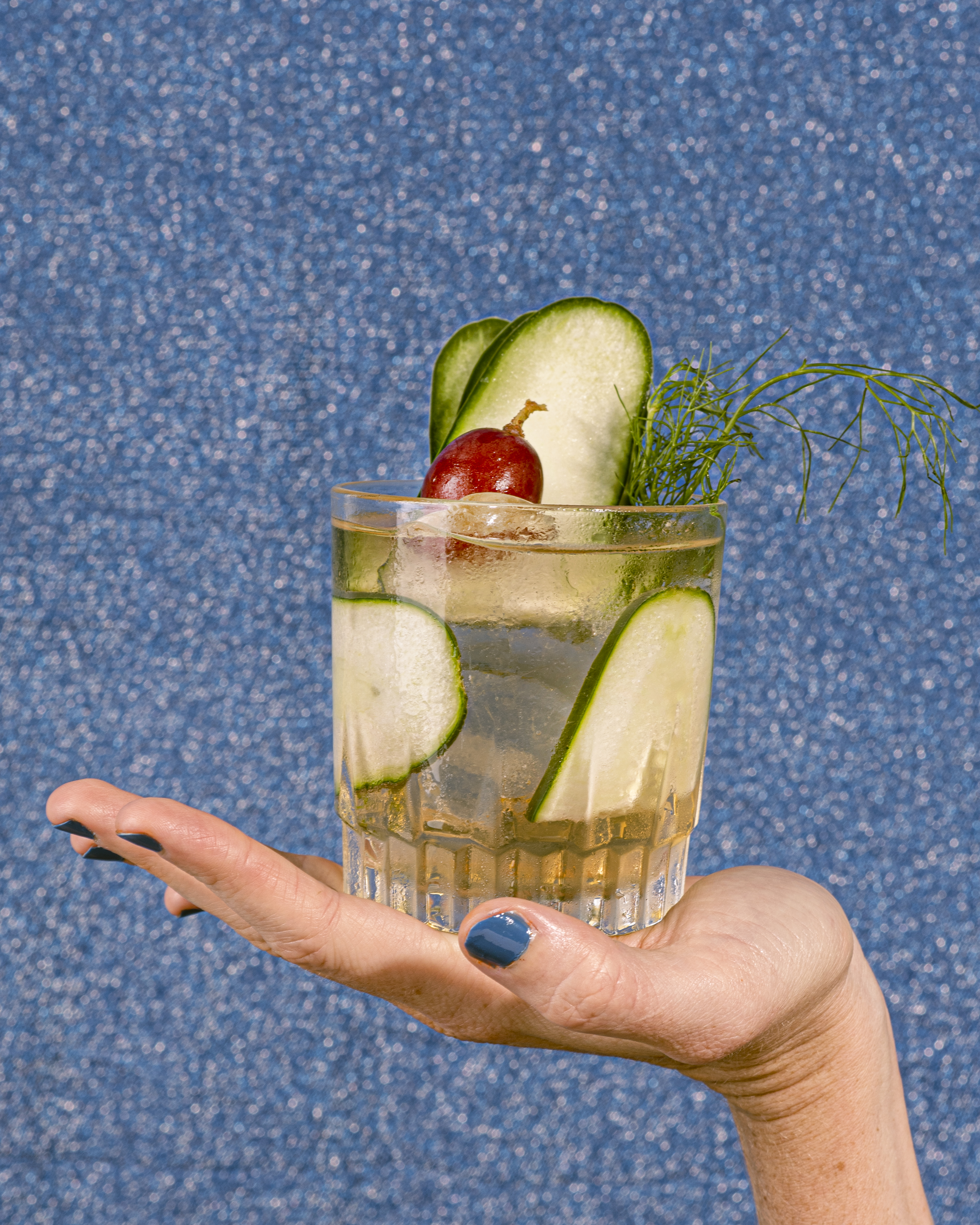 Experimenta la elegancia y frescura del Rosé Tonic Alfonsina. Este exquisito cóctel combina el suave sabor del Vermouth Alfonsina Rosé con el toque refrescante del gin y la chispeante agua tónica. Adornado con una tentadora rodaja de pomelo y rodajas finas de pepino para una presentación vibrante y deliciosa. Sigue nuestras simples instrucciones y sumérgete en una experiencia de sabor única con el Rosé Tonic Alfonsina. ¡El acompañante perfecto para cualquier ocasión!