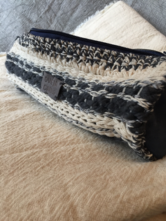 Cartuchera Catu - cilíndrica larga ( azul, blanco y gris )