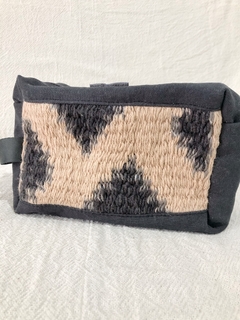 Cartuchera Catu - rectangular triangulos crudo y gris - tienda online