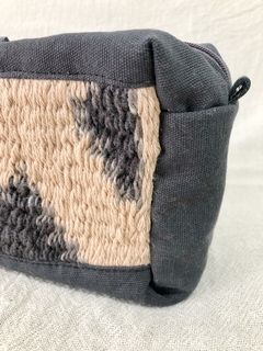 Imagen de Cartuchera Catu - rectangular triangulos crudo y gris