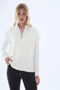 SWEATER VEST OVER CABLES - comprar online