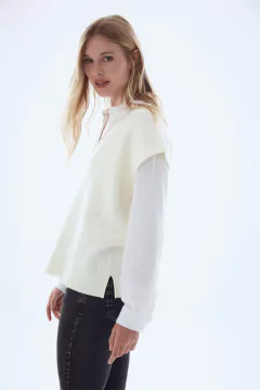 SWEATER VEST OVER CABLES - tienda online