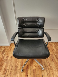Sillón Eames en cuero negro en internet