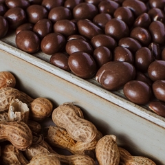 Maní bañado con chocolate semi-amargo al 60% sin lactosa y sin azúcar x100gr