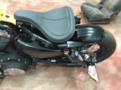 Kit Customização Harley Davidson Sportster paralamas dianteiro com aba de 1cm e orelhas de fixação, paralamas traseiro com aba de 1cm, banco solo com forração suporte de placa