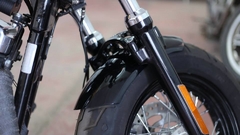 Imagem do Kit Customização Harley Davidson Sportster paralamas dianteiro com aba de 1cm e orelhas de fixação, paralamas traseiro com aba de 1cm, banco solo com forração suporte de placa