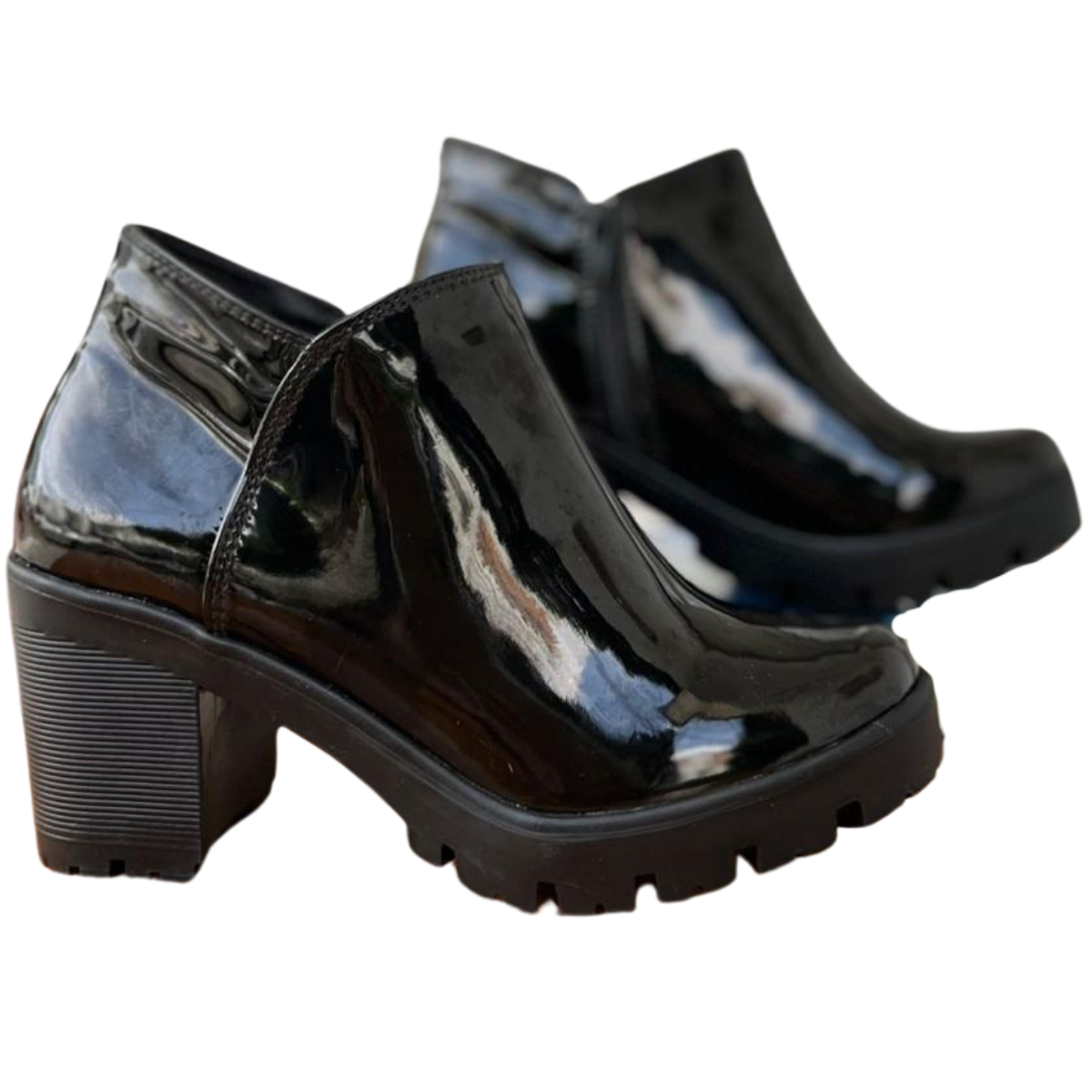 Botines Mujer Gina Tacón 5 1/2: Elegancia y Comodidad para tu Estilo. Los botines mujer Gina tacón 5 1/2 se han convertido en una elección popular para mujeres que buscan combinar estilo, elegancia y comodidad. Ya sea que los necesites para una ocasión especial o como parte de tu look diario, estos botines ofrecen el equilibrio perfecto entre diseño moderno y funcionalidad. En este artículo, te ayudaremos a entender por qué los botines Gina con tacón de 5 1/2 pulgadas son una opción ideal, cómo combinarlos y dónde puedes encontrarlos en Onlineshoppingcenterg.  ¿Qué hace especiales a los Botines Mujer Gina Tacón 5 1/2? Los botines Gina de tacón medio alto, específicamente con una altura de 5 1/2 pulgadas, son conocidos por su diseño elegante y su construcción cómoda. A diferencia de otros tacones más altos que pueden ser incómodos, estos botines ofrecen una altura que alarga la figura sin sacrificar la comodidad, permitiendo caminar con seguridad y confianza.  Diseño Elegante y Versátil Los botines Gina se caracterizan por un diseño sofisticado que se adapta fácilmente a diferentes estilos y ocasiones. Son perfectos tanto para un look casual con jeans como para atuendos más formales, como vestidos o faldas elegantes. Esto los convierte en un calzado muy versátil.  Además, vienen en una variedad de materiales y acabados, como cuero, gamuza y charol, lo que permite encontrar el par perfecto que se ajuste a tu estilo personal.  Comodidad Sin Sacrificar Estilo Uno de los aspectos más destacados de los botines mujer Gina tacón 5 1/2 es su combinación de comodidad y estilo. A pesar de tener un tacón relativamente alto, están diseñados para proporcionar un buen soporte en el pie, lo que los hace ideales para usarlos durante todo el día sin sentir molestias.