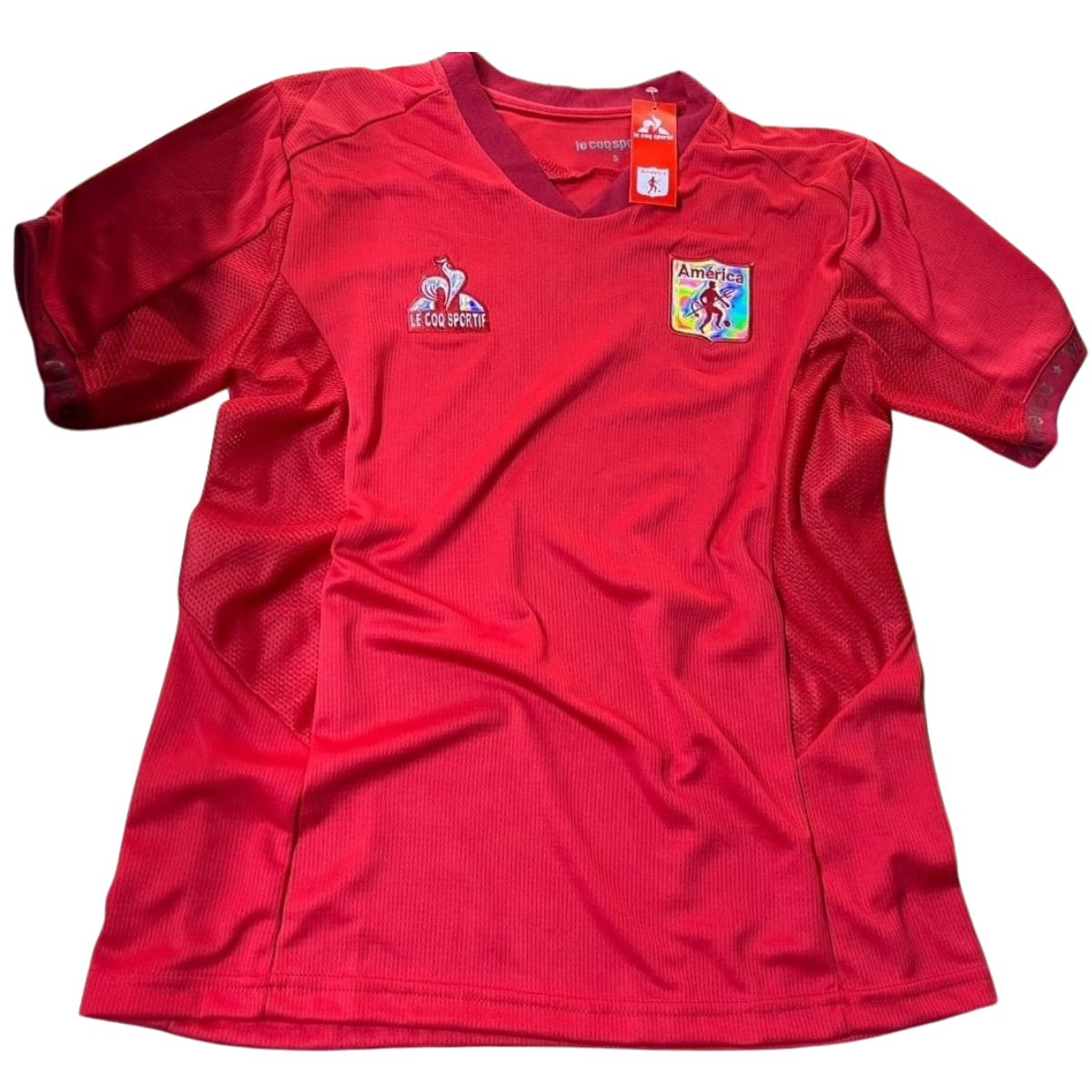 CAMISETAS DEL AMÉRICA DE CALI HOMBRE: Todo lo que necesitas saber para elegir la tuya. Si eres un verdadero hincha del América de Cali, sabes que no hay mejor forma de demostrar tu amor por el equipo que vistiendo su camiseta oficial. En este artículo, te ayudaremos a conocer todo lo que necesitas saber sobre las Camisetas del América de Cali Hombre, desde los modelos más recientes hasta los detalles sobre dónde comprarlas al mejor precio en Onlineshoppingcenterg. Aquí encontrarás información útil y práctica que te facilitará tu compra.  ¿Por qué comprar la camiseta del América de Cali 2024? El América de Cali es uno de los clubes más históricos y queridos de Colombia. Su camiseta no solo es un símbolo de apoyo, sino una prenda llena de historia y orgullo. En 2024, el equipo ha lanzado una nueva camiseta en colaboración con la marca Le Coq Sportif, continuando con la tradición de camisetas de alta calidad y diseño único.  Ventajas de tener la camiseta del América de Cali 2024 Diseño innovador: Cada temporada, la camiseta del América de Cali ofrece un diseño que combina la tradición con la innovación. La camiseta 2024 destaca por sus detalles elegantes y modernos.  Calidad de materiales: Fabricada por Le Coq Sportif, la camiseta está hecha con materiales transpirables y cómodos, ideal para usar tanto en los partidos como en el día a día.  Sentimiento de pertenencia: Llevar la camiseta oficial te conecta directamente con el club y sus aficionados, compartiendo ese sentimiento de orgullo por ser parte de la hinchada de Los Diablos Rojos.  Tipos de camisetas del América de Cali para hombre Existen varias versiones de la camiseta del América de Cali, dependiendo de tus gustos y necesidades. Aquí te presentamos las opciones más populares disponibles en Onlineshoppingcenterg: