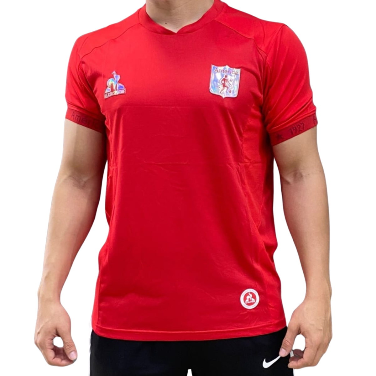 CAMISETAS DEL AMÉRICA DE CALI HOMBRE: Todo lo que necesitas saber para elegir la tuya. Si eres un verdadero hincha del América de Cali, sabes que no hay mejor forma de demostrar tu amor por el equipo que vistiendo su camiseta oficial. En este artículo, te ayudaremos a conocer todo lo que necesitas saber sobre las Camisetas del América de Cali Hombre, desde los modelos más recientes hasta los detalles sobre dónde comprarlas al mejor precio en Onlineshoppingcenterg. Aquí encontrarás información útil y práctica que te facilitará tu compra.  ¿Por qué comprar la camiseta del América de Cali 2024? El América de Cali es uno de los clubes más históricos y queridos de Colombia. Su camiseta no solo es un símbolo de apoyo, sino una prenda llena de historia y orgullo. En 2024, el equipo ha lanzado una nueva camiseta en colaboración con la marca Le Coq Sportif, continuando con la tradición de camisetas de alta calidad y diseño único.  Ventajas de tener la camiseta del América de Cali 2024 Diseño innovador: Cada temporada, la camiseta del América de Cali ofrece un diseño que combina la tradición con la innovación. La camiseta 2024 destaca por sus detalles elegantes y modernos.  Calidad de materiales: Fabricada por Le Coq Sportif, la camiseta está hecha con materiales transpirables y cómodos, ideal para usar tanto en los partidos como en el día a día.  Sentimiento de pertenencia: Llevar la camiseta oficial te conecta directamente con el club y sus aficionados, compartiendo ese sentimiento de orgullo por ser parte de la hinchada de Los Diablos Rojos.  Tipos de camisetas del América de Cali para hombre Existen varias versiones de la camiseta del América de Cali, dependiendo de tus gustos y necesidades. Aquí te presentamos las opciones más populares disponibles en Onlineshoppingcenterg:  1. Camiseta América de Cali 2024 Original La camiseta América de Cali 2024 original es la prenda oficial que los jugadores utilizarán durante la temporada. Esta versión es perfecta si eres un fanático fiel y quieres apoyar al equipo con la camiseta exacta que usan los futbolistas.