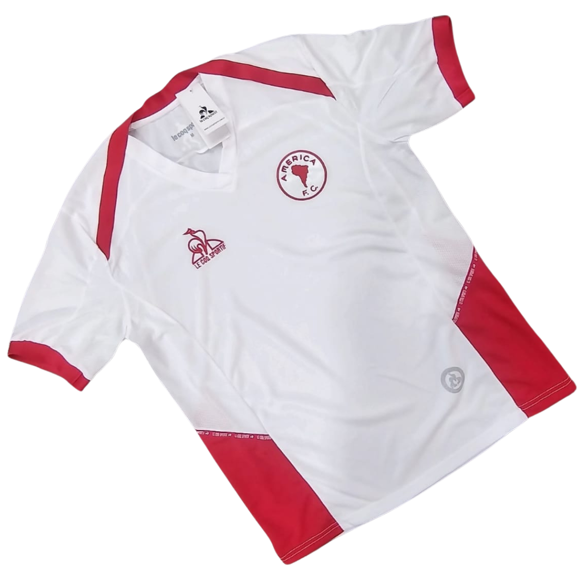 CAMISETAS DEL AMÉRICA DE CALI HOMBRE: Todo lo que necesitas saber para elegir la tuya. Si eres un verdadero hincha del América de Cali, sabes que no hay mejor forma de demostrar tu amor por el equipo que vistiendo su camiseta oficial. En este artículo, te ayudaremos a conocer todo lo que necesitas saber sobre las Camisetas del América de Cali Hombre, desde los modelos más recientes hasta los detalles sobre dónde comprarlas al mejor precio en Onlineshoppingcenterg. Aquí encontrarás información útil y práctica que te facilitará tu compra.  ¿Por qué comprar la camiseta del América de Cali 2024? El América de Cali es uno de los clubes más históricos y queridos de Colombia. Su camiseta no solo es un símbolo de apoyo, sino una prenda llena de historia y orgullo. En 2024, el equipo ha lanzado una nueva camiseta en colaboración con la marca Le Coq Sportif, continuando con la tradición de camisetas de alta calidad y diseño único.  Ventajas de tener la camiseta del América de Cali 2024 Diseño innovador: Cada temporada, la camiseta del América de Cali ofrece un diseño que combina la tradición con la innovación. La camiseta 2024 destaca por sus detalles elegantes y modernos.  Calidad de materiales: Fabricada por Le Coq Sportif, la camiseta está hecha con materiales transpirables y cómodos, ideal para usar tanto en los partidos como en el día a día.  Sentimiento de pertenencia: Llevar la camiseta oficial te conecta directamente con el club y sus aficionados, compartiendo ese sentimiento de orgullo por ser parte de la hinchada de Los Diablos Rojos.  Tipos de camisetas del América de Cali para hombre Existen varias versiones de la camiseta del América de Cali, dependiendo de tus gustos y necesidades. Aquí te presentamos las opciones más populares disponibles en Onlineshoppingcenterg: