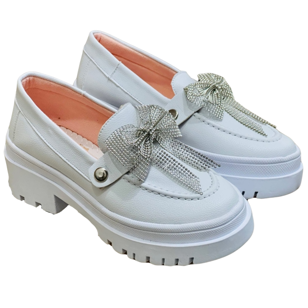 Calzado Oxford Mocasines Mujer: Estilo y Elegancia para Cada Ocasión. El calzado Oxford mocasines mujer es una tendencia que nunca pasa de moda. Este tipo de calzado, conocido por su elegancia y versatilidad, es ideal para mujeres que buscan un estilo sofisticado sin sacrificar la comodidad. Si estás buscando un par de zapatos que puedas usar tanto en el trabajo como en salidas informales, los Oxford y mocasines son una excelente opción.  En este artículo, te ayudaremos a descubrir por qué el calzado Oxford mocasines mujer es una opción tan popular, cómo puedes combinarlos con diferentes outfits, y por qué deberías adquirirlos en Onlineshoppingcenterg.  ¿Qué es el Calzado Oxford Mocasines Mujer? El calzado Oxford se caracteriza por su diseño clásico y elegante, con cordones en la parte superior y una estructura que se ajusta al pie, mientras que los mocasines son zapatos sin cordones, fáciles de poner y quitar. Ambos tipos de calzado tienen en común su estilo refinado, y son perfectos para quienes buscan un equilibrio entre comodidad y moda.  Origen y Evolución del Calzado Oxford El zapato Oxford tiene su origen en Inglaterra durante el siglo XIX, siendo una opción muy popular entre los estudiantes de la Universidad de Oxford. Con el tiempo, este calzado evolucionó y se adaptó al armario femenino, ofreciendo una opción cómoda y sofisticada que se puede combinar con una amplia variedad de outfits.  ¿Por Qué Elegir Mocasines Oxford? Los mocasines tipo Oxford para mujer ofrecen una mezcla perfecta entre la practicidad de los mocasines y la elegancia del estilo Oxford. Son ideales para aquellas mujeres que buscan un calzado fácil de usar pero que también añada un toque de distinción a su look diario.