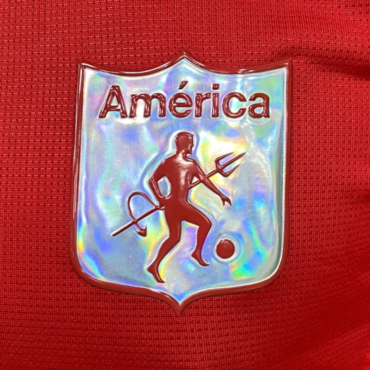 CAMISETAS DEL AMÉRICA DE CALI HOMBRE: Todo lo que necesitas saber para elegir la tuya. Si eres un verdadero hincha del América de Cali, sabes que no hay mejor forma de demostrar tu amor por el equipo que vistiendo su camiseta oficial. En este artículo, te ayudaremos a conocer todo lo que necesitas saber sobre las Camisetas del América de Cali Hombre, desde los modelos más recientes hasta los detalles sobre dónde comprarlas al mejor precio en Onlineshoppingcenterg. Aquí encontrarás información útil y práctica que te facilitará tu compra.  ¿Por qué comprar la camiseta del América de Cali 2024? El América de Cali es uno de los clubes más históricos y queridos de Colombia. Su camiseta no solo es un símbolo de apoyo, sino una prenda llena de historia y orgullo. En 2024, el equipo ha lanzado una nueva camiseta en colaboración con la marca Le Coq Sportif, continuando con la tradición de camisetas de alta calidad y diseño único.  Ventajas de tener la camiseta del América de Cali 2024 Diseño innovador: Cada temporada, la camiseta del América de Cali ofrece un diseño que combina la tradición con la innovación. La camiseta 2024 destaca por sus detalles elegantes y modernos.  Calidad de materiales: Fabricada por Le Coq Sportif, la camiseta está hecha con materiales transpirables y cómodos, ideal para usar tanto en los partidos como en el día a día.  Sentimiento de pertenencia: Llevar la camiseta oficial te conecta directamente con el club y sus aficionados, compartiendo ese sentimiento de orgullo por ser parte de la hinchada de Los Diablos Rojos.  Tipos de camisetas del América de Cali para hombre Existen varias versiones de la camiseta del América de Cali, dependiendo de tus gustos y necesidades. Aquí te presentamos las opciones más populares disponibles en Onlineshoppingcenterg:  1. Camiseta América de Cali 2024 Original La camiseta América de Cali 2024 original es la prenda oficial que los jugadores utilizarán durante la temporada. Esta versión es perfecta si eres un fanático fiel y quieres apoyar al equipo con la camiseta exacta que usan los futbolistas.