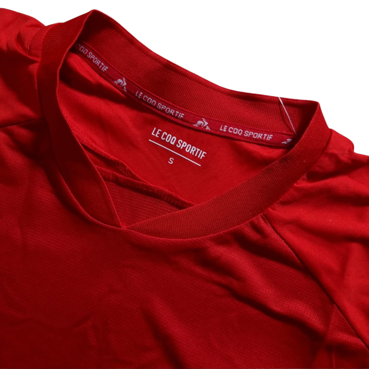 CAMISETAS DEL AMÉRICA DE CALI HOMBRE: Todo lo que necesitas saber para elegir la tuya. Si eres un verdadero hincha del América de Cali, sabes que no hay mejor forma de demostrar tu amor por el equipo que vistiendo su camiseta oficial. En este artículo, te ayudaremos a conocer todo lo que necesitas saber sobre las Camisetas del América de Cali Hombre, desde los modelos más recientes hasta los detalles sobre dónde comprarlas al mejor precio en Onlineshoppingcenterg. Aquí encontrarás información útil y práctica que te facilitará tu compra.  ¿Por qué comprar la camiseta del América de Cali 2024? El América de Cali es uno de los clubes más históricos y queridos de Colombia. Su camiseta no solo es un símbolo de apoyo, sino una prenda llena de historia y orgullo. En 2024, el equipo ha lanzado una nueva camiseta en colaboración con la marca Le Coq Sportif, continuando con la tradición de camisetas de alta calidad y diseño único.  Ventajas de tener la camiseta del América de Cali 2024 Diseño innovador: Cada temporada, la camiseta del América de Cali ofrece un diseño que combina la tradición con la innovación. La camiseta 2024 destaca por sus detalles elegantes y modernos.  Calidad de materiales: Fabricada por Le Coq Sportif, la camiseta está hecha con materiales transpirables y cómodos, ideal para usar tanto en los partidos como en el día a día.  Sentimiento de pertenencia: Llevar la camiseta oficial te conecta directamente con el club y sus aficionados, compartiendo ese sentimiento de orgullo por ser parte de la hinchada de Los Diablos Rojos.  Tipos de camisetas del América de Cali para hombre Existen varias versiones de la camiseta del América de Cali, dependiendo de tus gustos y necesidades. Aquí te presentamos las opciones más populares disponibles en Onlineshoppingcenterg:  1. Camiseta América de Cali 2024 Original La camiseta América de Cali 2024 original es la prenda oficial que los jugadores utilizarán durante la temporada. Esta versión es perfecta si eres un fanático fiel y quieres apoyar al equipo con la camiseta exacta que usan los futbolistas.