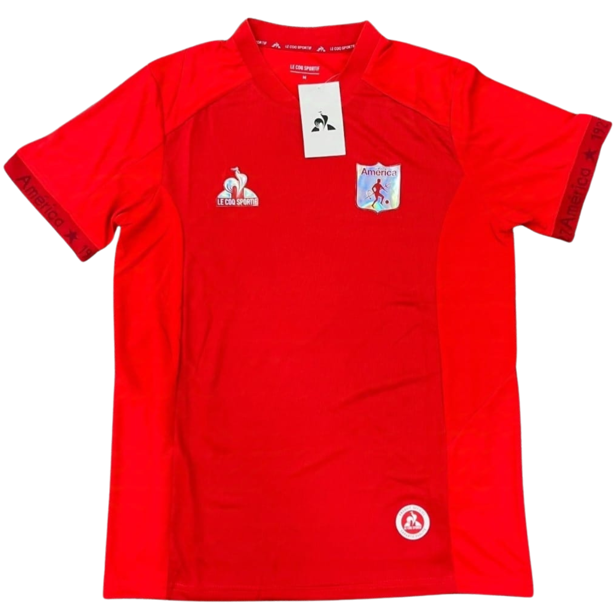 CAMISETAS DEL AMÉRICA DE CALI HOMBRE: Todo lo que necesitas saber para elegir la tuya. Si eres un verdadero hincha del América de Cali, sabes que no hay mejor forma de demostrar tu amor por el equipo que vistiendo su camiseta oficial. En este artículo, te ayudaremos a conocer todo lo que necesitas saber sobre las Camisetas del América de Cali Hombre, desde los modelos más recientes hasta los detalles sobre dónde comprarlas al mejor precio en Onlineshoppingcenterg. Aquí encontrarás información útil y práctica que te facilitará tu compra.  ¿Por qué comprar la camiseta del América de Cali 2024? El América de Cali es uno de los clubes más históricos y queridos de Colombia. Su camiseta no solo es un símbolo de apoyo, sino una prenda llena de historia y orgullo. En 2024, el equipo ha lanzado una nueva camiseta en colaboración con la marca Le Coq Sportif, continuando con la tradición de camisetas de alta calidad y diseño único.  Ventajas de tener la camiseta del América de Cali 2024 Diseño innovador: Cada temporada, la camiseta del América de Cali ofrece un diseño que combina la tradición con la innovación. La camiseta 2024 destaca por sus detalles elegantes y modernos.  Calidad de materiales: Fabricada por Le Coq Sportif, la camiseta está hecha con materiales transpirables y cómodos, ideal para usar tanto en los partidos como en el día a día.  Sentimiento de pertenencia: Llevar la camiseta oficial te conecta directamente con el club y sus aficionados, compartiendo ese sentimiento de orgullo por ser parte de la hinchada de Los Diablos Rojos.  Tipos de camisetas del América de Cali para hombre Existen varias versiones de la camiseta del América de Cali, dependiendo de tus gustos y necesidades. Aquí te presentamos las opciones más populares disponibles en Onlineshoppingcenterg:  1. Camiseta América de Cali 2024 Original La camiseta América de Cali 2024 original es la prenda oficial que los jugadores utilizarán durante la temporada. Esta versión es perfecta si eres un fanático fiel y quieres apoyar al equipo con la camiseta exacta que usan los futbolistas.