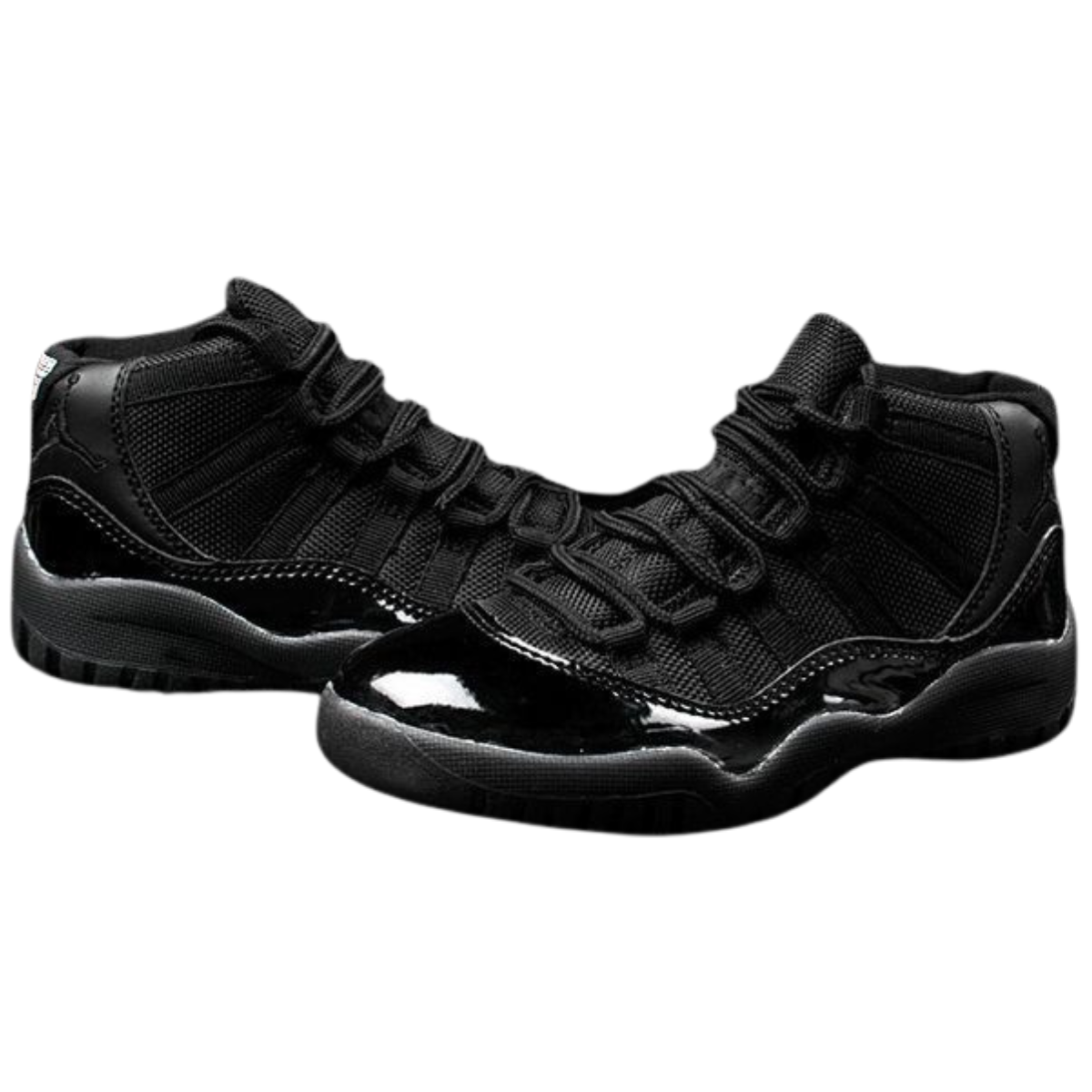 JORDAN RETRO 11 LOW CONCORD BRED HOMBRE: La Mejor Opción para los Amantes del Estilo y Comodidad. ¿Por qué Elegir los JORDAN RETRO 11 LOW CONCORD BRED HOMBRE? Los JORDAN RETRO 11 LOW CONCORD BRED HOMBRE son una de las ediciones más populares y buscadas en el mundo del calzado deportivo. Diseñados para ofrecer un estilo único y una comodidad excepcional, estos tenis son perfectos para los aficionados al baloncesto y para aquellos que buscan destacar en su estilo diario. Su combinación de colores clásicos, negro, blanco y detalles en rojo, les da una apariencia inconfundible, conocida y admirada entre los seguidores de la marca Jordan.  Características Destacadas de los JORDAN RETRO 11 LOW CONCORD BRED HOMBRE Diseño Icónico y Duradero El diseño de los Jordan 11 Low Concord Bred combina los colores clásicos blanco, negro y rojo que hicieron famoso al modelo original Retro 11 Concord. Este estilo atemporal, junto con la durabilidad de los materiales, asegura que los tenis soportarán el uso diario sin perder su atractivo visual.  Materiales de Alta Calidad Fabricados con una combinación de cuero, malla y goma, estos tenis no solo son resistentes, sino que también ofrecen transpirabilidad y comodidad. La parte superior de charol negro no solo es elegante, sino que también es fácil de limpiar, lo que garantiza que tus Jordan 11 Concord Negro siempre luzcan impecables.  Suela Antideslizante y Cómoda La suela transparente con detalles en rojo ofrece una excelente tracción en diferentes superficies, ideal tanto para la cancha como para la calle. Además, la amortiguación en la suela hace que cada paso sea cómodo, permitiendo largas caminatas sin incomodidad.