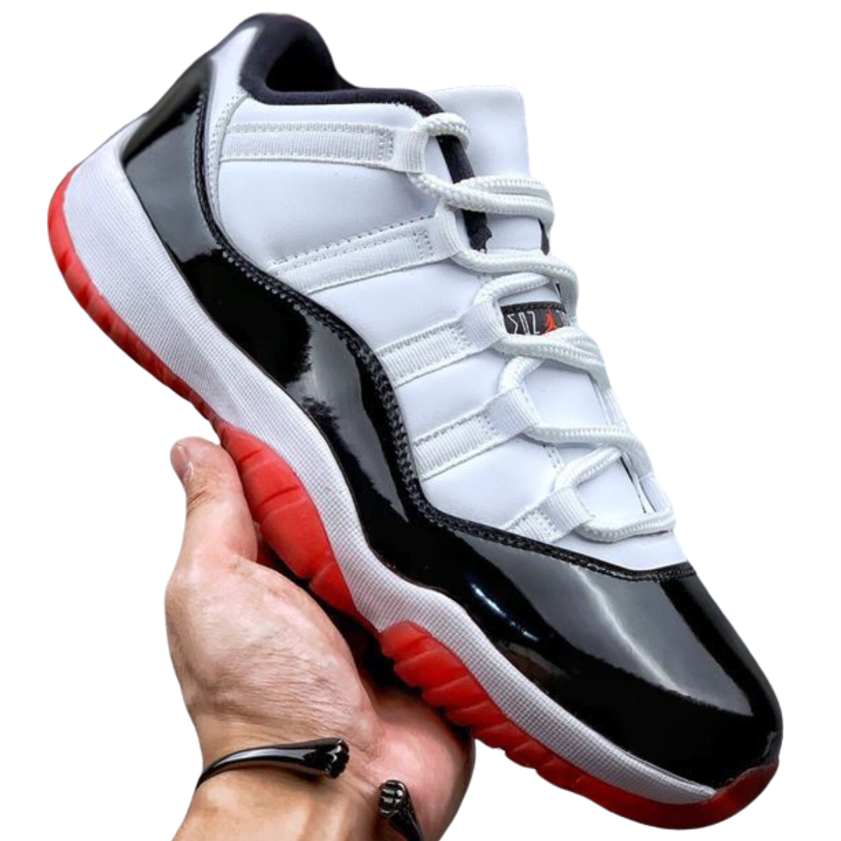 JORDAN RETRO 11 LOW CONCORD BRED HOMBRE: La Mejor Opción para los Amantes del Estilo y Comodidad. ¿Por qué Elegir los JORDAN RETRO 11 LOW CONCORD BRED HOMBRE? Los JORDAN RETRO 11 LOW CONCORD BRED HOMBRE son una de las ediciones más populares y buscadas en el mundo del calzado deportivo. Diseñados para ofrecer un estilo único y una comodidad excepcional, estos tenis son perfectos para los aficionados al baloncesto y para aquellos que buscan destacar en su estilo diario. Su combinación de colores clásicos, negro, blanco y detalles en rojo, les da una apariencia inconfundible, conocida y admirada entre los seguidores de la marca Jordan.  Características Destacadas de los JORDAN RETRO 11 LOW CONCORD BRED HOMBRE Diseño Icónico y Duradero El diseño de los Jordan 11 Low Concord Bred combina los colores clásicos blanco, negro y rojo que hicieron famoso al modelo original Retro 11 Concord. Este estilo atemporal, junto con la durabilidad de los materiales, asegura que los tenis soportarán el uso diario sin perder su atractivo visual.  Materiales de Alta Calidad Fabricados con una combinación de cuero, malla y goma, estos tenis no solo son resistentes, sino que también ofrecen transpirabilidad y comodidad. La parte superior de charol negro no solo es elegante, sino que también es fácil de limpiar, lo que garantiza que tus Jordan 11 Concord Negro siempre luzcan impecables.  Suela Antideslizante y Cómoda La suela transparente con detalles en rojo ofrece una excelente tracción en diferentes superficies, ideal tanto para la cancha como para la calle. Además, la amortiguación en la suela hace que cada paso sea cómodo, permitiendo largas caminatas sin incomodidad.