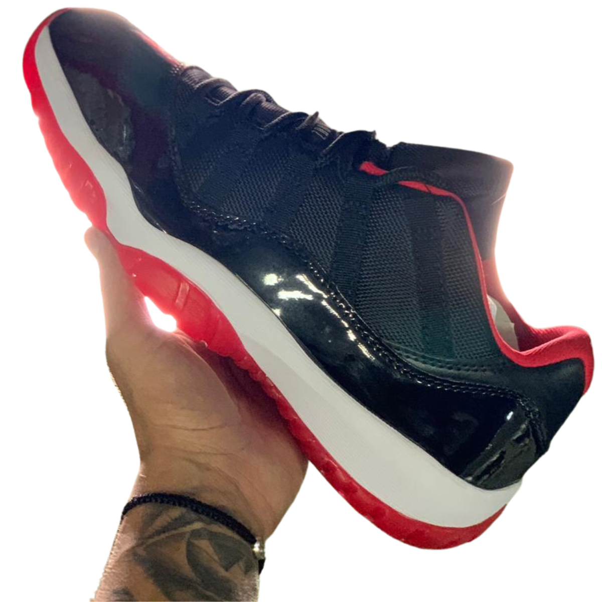 JORDAN RETRO 11 LOW CONCORD BRED HOMBRE: La Mejor Opción para los Amantes del Estilo y Comodidad. ¿Por qué Elegir los JORDAN RETRO 11 LOW CONCORD BRED HOMBRE? Los JORDAN RETRO 11 LOW CONCORD BRED HOMBRE son una de las ediciones más populares y buscadas en el mundo del calzado deportivo. Diseñados para ofrecer un estilo único y una comodidad excepcional, estos tenis son perfectos para los aficionados al baloncesto y para aquellos que buscan destacar en su estilo diario. Su combinación de colores clásicos, negro, blanco y detalles en rojo, les da una apariencia inconfundible, conocida y admirada entre los seguidores de la marca Jordan.  Características Destacadas de los JORDAN RETRO 11 LOW CONCORD BRED HOMBRE Diseño Icónico y Duradero El diseño de los Jordan 11 Low Concord Bred combina los colores clásicos blanco, negro y rojo que hicieron famoso al modelo original Retro 11 Concord. Este estilo atemporal, junto con la durabilidad de los materiales, asegura que los tenis soportarán el uso diario sin perder su atractivo visual.  Materiales de Alta Calidad Fabricados con una combinación de cuero, malla y goma, estos tenis no solo son resistentes, sino que también ofrecen transpirabilidad y comodidad. La parte superior de charol negro no solo es elegante, sino que también es fácil de limpiar, lo que garantiza que tus Jordan 11 Concord Negro siempre luzcan impecables.  Suela Antideslizante y Cómoda La suela transparente con detalles en rojo ofrece una excelente tracción en diferentes superficies, ideal tanto para la cancha como para la calle. Además, la amortiguación en la suela hace que cada paso sea cómodo, permitiendo largas caminatas sin incomodidad.