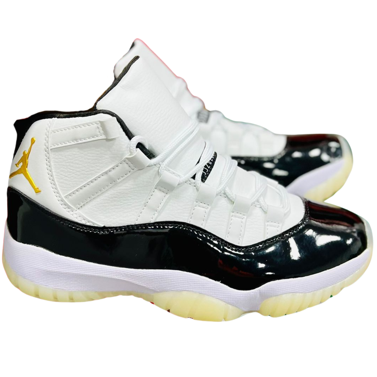 JORDAN RETRO 11 LOW CONCORD BRED HOMBRE: La Mejor Opción para los Amantes del Estilo y Comodidad. ¿Por qué Elegir los JORDAN RETRO 11 LOW CONCORD BRED HOMBRE? Los JORDAN RETRO 11 LOW CONCORD BRED HOMBRE son una de las ediciones más populares y buscadas en el mundo del calzado deportivo. Diseñados para ofrecer un estilo único y una comodidad excepcional, estos tenis son perfectos para los aficionados al baloncesto y para aquellos que buscan destacar en su estilo diario. Su combinación de colores clásicos, negro, blanco y detalles en rojo, les da una apariencia inconfundible, conocida y admirada entre los seguidores de la marca Jordan.  Características Destacadas de los JORDAN RETRO 11 LOW CONCORD BRED HOMBRE Diseño Icónico y Duradero El diseño de los Jordan 11 Low Concord Bred combina los colores clásicos blanco, negro y rojo que hicieron famoso al modelo original Retro 11 Concord. Este estilo atemporal, junto con la durabilidad de los materiales, asegura que los tenis soportarán el uso diario sin perder su atractivo visual.  Materiales de Alta Calidad Fabricados con una combinación de cuero, malla y goma, estos tenis no solo son resistentes, sino que también ofrecen transpirabilidad y comodidad. La parte superior de charol negro no solo es elegante, sino que también es fácil de limpiar, lo que garantiza que tus Jordan 11 Concord Negro siempre luzcan impecables.  Suela Antideslizante y Cómoda La suela transparente con detalles en rojo ofrece una excelente tracción en diferentes superficies, ideal tanto para la cancha como para la calle. Además, la amortiguación en la suela hace que cada paso sea cómodo, permitiendo largas caminatas sin incomodidad.