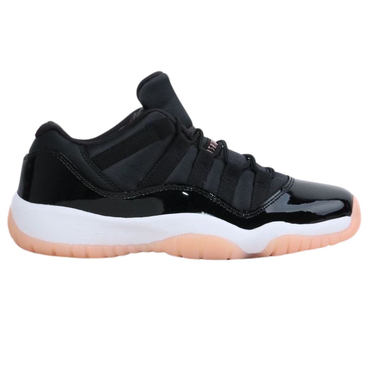 JORDAN RETRO 11 LOW CONCORD BRED HOMBRE: La Mejor Opción para los Amantes del Estilo y Comodidad. ¿Por qué Elegir los JORDAN RETRO 11 LOW CONCORD BRED HOMBRE? Los JORDAN RETRO 11 LOW CONCORD BRED HOMBRE son una de las ediciones más populares y buscadas en el mundo del calzado deportivo. Diseñados para ofrecer un estilo único y una comodidad excepcional, estos tenis son perfectos para los aficionados al baloncesto y para aquellos que buscan destacar en su estilo diario. Su combinación de colores clásicos, negro, blanco y detalles en rojo, les da una apariencia inconfundible, conocida y admirada entre los seguidores de la marca Jordan.  Características Destacadas de los JORDAN RETRO 11 LOW CONCORD BRED HOMBRE Diseño Icónico y Duradero El diseño de los Jordan 11 Low Concord Bred combina los colores clásicos blanco, negro y rojo que hicieron famoso al modelo original Retro 11 Concord. Este estilo atemporal, junto con la durabilidad de los materiales, asegura que los tenis soportarán el uso diario sin perder su atractivo visual.  Materiales de Alta Calidad Fabricados con una combinación de cuero, malla y goma, estos tenis no solo son resistentes, sino que también ofrecen transpirabilidad y comodidad. La parte superior de charol negro no solo es elegante, sino que también es fácil de limpiar, lo que garantiza que tus Jordan 11 Concord Negro siempre luzcan impecables.  Suela Antideslizante y Cómoda La suela transparente con detalles en rojo ofrece una excelente tracción en diferentes superficies, ideal tanto para la cancha como para la calle. Además, la amortiguación en la suela hace que cada paso sea cómodo, permitiendo largas caminatas sin incomodidad.