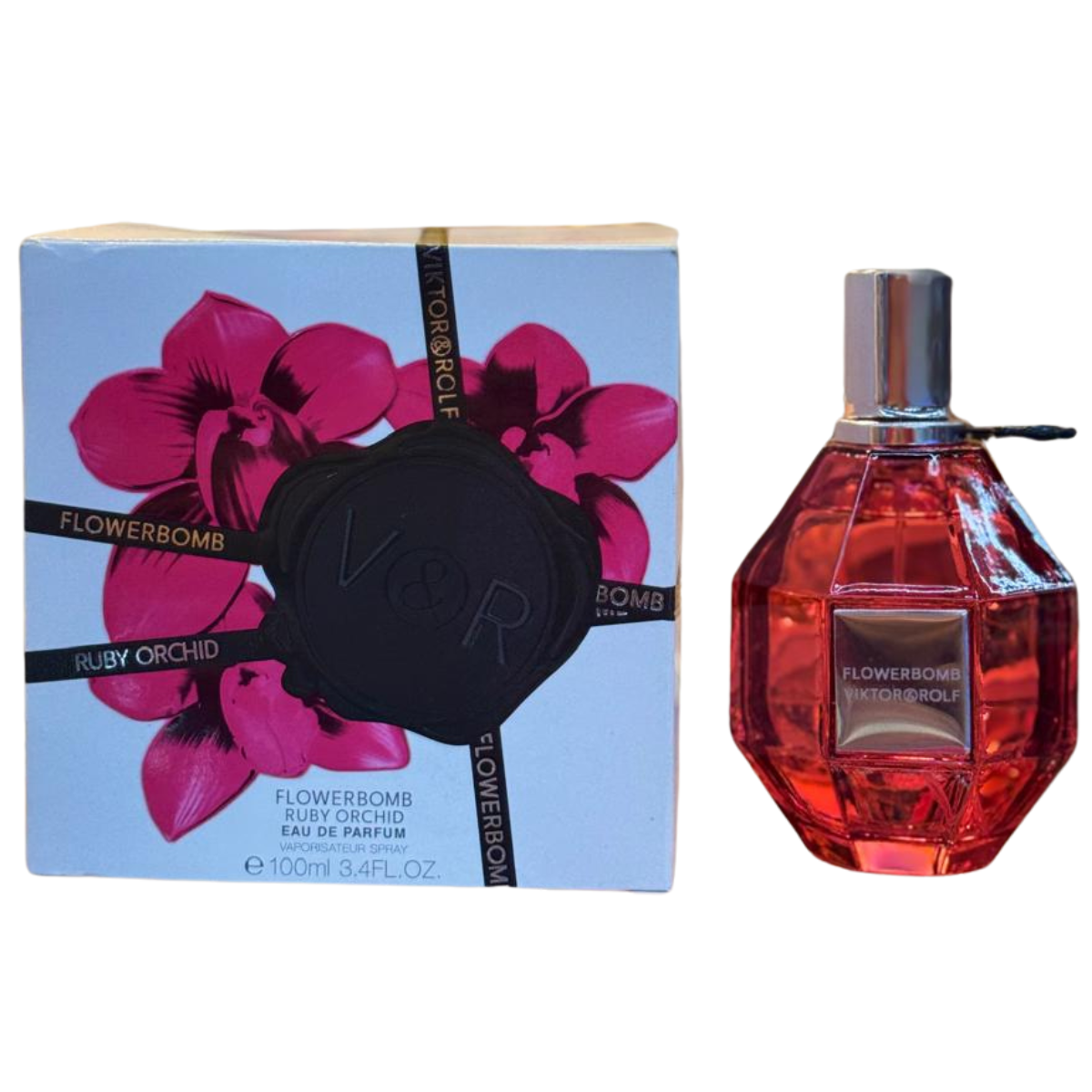 FLOWERBOMB VIKTOR & ROLF FRAGRANTICA MUJER 100 ML. El perfume Flowerbomb Viktor & Rolf Fragrantica Mujer 100 ml es una fragancia que ha conquistado a mujeres de todo el mundo gracias a su aroma floral intenso y duradero. Si buscando información sobre este perfume y dónde comprarlo, has llegado al lugar indicado. En Onlineshoppingcenterg , encontrarás este perfume a un precio competitivo, y te ayudaremos a descubrir todo lo que hace un este perfume tan especial.  ¿Qué Hace Especial al FLOWERBOMB VIKTOR & ROLF FRAGRANTICA MUJER 100 ML? El Flowerbomb Viktor & Rolf 100 ml es un perfume pensado para mujeres que buscan una fragancia dulce, elegante y sofisticada. Este perfume pertenece a la familia olfativa floral-oriental, y es conocido por su intensidad y durabilidad. Se presenta en un frasco de 100 ml que asegura que tendrá fragancia por mucho tiempo, manteniendo su frescura en cada aplicación.  A Qué Huele el FLOWERBOMB VIKTOR & ROLF FRAGRANTICA MUJER 100 ML El aroma del Flowerbomb Viktor & Rolf es una explosión floral que incluye notas de jazmín, fresia, orquídea, rosa y pachulí. Estas notas le dan un toque dulce y femenino, perfecto para ocasiones especiales o para el día a día si buscas destacar con un perfume inconfundible.  Notas del Flowerbomb Viktor & Rolf : Notas de Salida : Té y bergamota, que aportan un toque fresco al inicio. Notas de Corazón : Orquídea, jazmín, rosa y fresia, que le dan el característico aroma floral. Notas de Fondo : Pachulí y almizcle, que aportan durabilidad y profundidad al perfume.