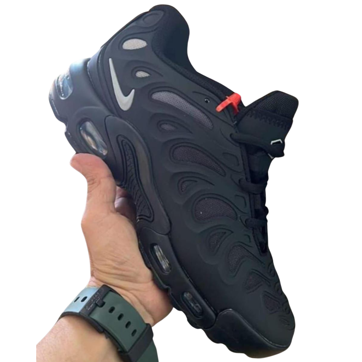 NIKE AIR MAX TN PLUS DRIFT HOMBRE: El Estilo y Comodidad que Buscas Las NIKE AIR MAX TN PLUS DRIFT HOMBRE son una excelente opción para aquellos que buscan zapatillas deportivas con estilo, confort y durabilidad. Si estás buscando las mejores zapatillas que combinen tecnología avanzada y un diseño moderno, has llegado al lugar correcto. En Onlineshoppingcenterg, te ofrecemos los últimos modelos de Nike Air Max TN Plus Drift, para que encuentres el par perfecto.  ¿Qué Hace Únicas a las NIKE AIR MAX TN PLUS DRIFT HOMBRE? Las NIKE AIR MAX TN PLUS DRIFT HOMBRE destacan por su sistema de amortiguación Tuned Air, lo que las convierte en una opción ideal para quienes buscan soporte adicional al caminar o correr. Además de ser increíblemente cómodas, estas zapatillas son conocidas por su diseño icónico, que se ha convertido en un símbolo de estilo.  Características Clave de las NIKE AIR MAX TN PLUS DRIFT HOMBRE Amortiguación Tuned Air: La tecnología Tuned Air proporciona una mayor absorción de impactos, garantizando comodidad durante todo el día. Diseño icónico: Las Nike Air Max TN tienen un diseño que mezcla lo deportivo y lo casual, haciéndolas perfectas para cualquier ocasión. Resistencia y durabilidad: Estas zapatillas están fabricadas con materiales de alta calidad, lo que las hace resistentes y duraderas, ideales para un uso prolongado. Las Mejores Opciones en NIKE AIR MAX TN PLUS DRIFT HOMBRE En Onlineshoppingcenterg, contamos con una gran variedad de modelos y colores para que elijas las Nike Air Max Plus TN hombre que mejor se adapten a tu estilo. Desde las clásicas Nike TN negras hasta las modernas Nike TN blancas, tenemos todo lo que necesitas.