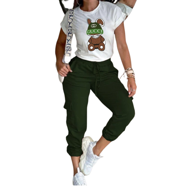 Comprar Conjunto Deportivo Jogger Cargo Mujer: Encuentra el Perfecto en Onlineshoppingcenterg. ¿Estás buscando un conjunto deportivo jogger cargo mujer que combine estilo, comodidad y funcionalidad? En Onlineshoppingcenterg, tenemos la mejor selección para que renueves tu guardarropa con piezas que se adapten a tu ritmo de vida. Descubre todo lo que necesitas saber para elegir el conjunto ideal y por qué comprar con nosotros es tu mejor opción. ¿Por Qué Elegir un Conjunto Deportivo Jogger Cargo Mujer? Los conjuntos deportivos jogger cargo mujer son una tendencia que destaca por su versatilidad. Ya sea para entrenar, pasear o crear un look casual, esta prenda es imprescindible para cualquier armario. Ventajas de los Conjuntos Deportivos Jogger Cargo: 1.	Estilo moderno: Inspirados en el diseño de los pantalones cargo mujer, pero con un toque deportivo y urbano. 2.	Comodidad: Fabricados con materiales flexibles que te permiten moverte con libertad. 3.	Practicidad: Los pantalones con bolsillos laterales mujer son perfectos para guardar pequeños objetos como llaves o el teléfono. 4.	Variedad de opciones: Disponibles en colores como negro, beige, blanco o rosa para combinar con cualquier outfit. Tipos de Conjuntos Jogger Cargo para Mujer En Onlineshoppingcenterg, encontrarás conjuntos que se adaptan a tus necesidades y estilo personal. Aquí te mostramos algunas de las opciones más populares: 1. Jogger Cargo Negro Mujer Un clásico que nunca falla. Ideal para combinar con camisetas ajustadas o sudaderas oversize. 2. Jogger Cargo Beige Mujer Perfecto para un look relajado pero elegante. Combina con sneakers blancos o botas de combate. 3. Jogger Cargo Deportivo Mujer Diseño ideal para entrenar o actividades al aire libre. Hechos de materiales ligeros y transpirables. 4. Jogger Cargo Efecto Piel Un modelo más sofisticado que puedes usar para eventos casuales o salidas nocturnas. Cómo Elegir el Mejor Conjunto Deportivo Jogger Cargo Mujer Factores a Considerar: 1.	Material: Los conjuntos de jogger algodón mujer son ideales para la comodidad diaria, mientras que los de materiales sintéticos son más resistentes para actividades deportivas. 2.	Corte: Elige un corte que favorezca tu figura, como el pantalón jogger mujer tiro alto. 3.	Color: Desde jogger blanco mujer hasta tonos como el gris o azul marino, selecciona el que mejor se adapte a tus outfits. 4.	Estilo: ¿Prefieres un look deportivo o algo más casual como un jogger mezclilla mujer? Ideas de Outfit con Conjuntos Jogger Cargo Mujer Los conjuntos jogger cargo mujer ofrecen muchas posibilidades para crear atuendos modernos. Aquí algunas ideas: •	Look deportivo: Usa un jogger deportivo mujer con una camiseta sin mangas y zapatillas deportivas. •	Estilo casual: Combina un pantalón cargo gris mujer con una sudadera y botines. •	Outfit juvenil: Prueba un jogger cargo beige mujer con un crop top y accesorios minimalistas. Preguntas Frecuentes ¿Qué diferencia hay entre un jogger cargo y un pantalón cargo? El jogger cargo mujer tiene un diseño más deportivo, generalmente con puños en los tobillos, mientras que los pantalones cargo mujer suelen ser más estructurados. ¿Tienen tallas grandes? Sí, contamos con pantalones cargo mujer tallas grandes y joggers para todas las medidas. ¿Puedo usar joggers cargo para entrenar? Por supuesto. Los joggers mujer deportivos están diseñados para combinar estilo y funcionalidad, siendo perfectos para cualquier actividad física. Onlineshoppingcenterg: Tu Tienda para Comprar Conjunto Deportivo Jogger Cargo Mujer En Onlineshoppingcenterg, te ofrecemos una amplia gama de conjuntos deportivos que se ajustan a tus necesidades. Nuestros productos están fabricados con materiales de alta calidad y diseños que siguen las últimas tendencias. Además, garantizamos un proceso de compra sencillo y seguro. ¡No esperes más! Compra tu conjunto deportivo jogger cargo mujer hoy mismo y luce increíble en cualquier ocasión.