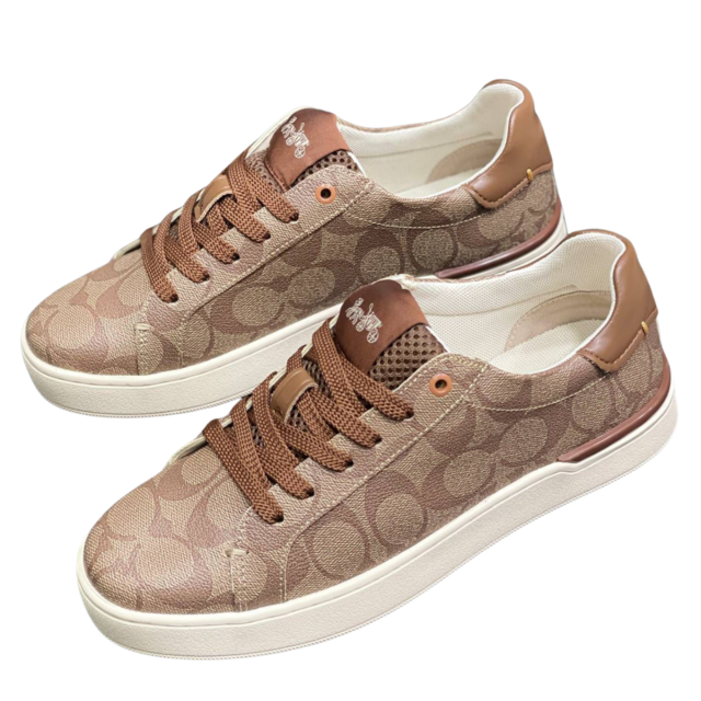 Comprar Tenis Coach para Mujer: Elegancia y Confort en Cada Paso. Si buscas comprar tenis Coach para mujer, has llegado al lugar ideal. En Onlineshoppingcenterg, ofrecemos una amplia selección de modelos originales que combinan estilo, comodidad y calidad. En este artículo, te ayudaremos a encontrar los tenis Coach que se adapten a tu personalidad, explicándote por qué esta marca es una de las favoritas de mujeres de todo el mundo.  ¿Por qué elegir tenis Coach para mujer? Los tenis Coach mujer son perfectos para quienes buscan un equilibrio entre moda y funcionalidad. Fabricados con materiales premium, ofrecen durabilidad, comodidad y un diseño que se adapta tanto a looks casuales como elegantes. Además, los tenis Coach originales para mujer son reconocidos por su estilo atemporal y detalles únicos que reflejan el lujo accesible de la marca.  Modelos destacados de tenis Coach para mujer 1. Tenis Coach clásicos Ideales para uso diario. Disponibles en colores neutros y diseños minimalistas, perfectos para combinar con cualquier outfit. 2. Tenis Coach mujer plataforma Para quienes desean ganar altura con estilo. Su diseño moderno ofrece un toque extra de sofisticación. 3. Tenis Coach dama outlet Si buscas opciones económicas, revisa nuestra sección de outlet, donde encontrarás descuentos exclusivos. ¿Qué más ofrece Coach en calzado para mujer? Además de tenis, Coach tiene una colección de calzado que incluye:  Sandalias Coach mujer: Desde modelos casuales hasta sandalias de plataforma. Mocasines Coach mujer: Perfectos para looks formales y cómodos. Botines Coach mujer: Estilos ideales para invierno o eventos especiales. Alpargatas Coach mujer: Una opción fresca y ligera para el verano. Beneficios de comprar en Onlineshoppingcenterg 1. Variedad y exclusividad Encuentra desde zapatos Coach de mujer hasta sandalias Coach para mujer, todo en un solo lugar.  2. Precios competitivos Ya sea que busques tenis Coach mujer precio accesible o modelos de lujo, siempre tenemos opciones para ti.  3. Garantía de originalidad Todos nuestros productos, incluyendo los botines Coach dama y tenis Coach mujer Colombia, son originales y de la mejor calidad.  4. Envíos seguros y rápidos Lleva tus zapatos Coach precio directamente a la puerta de tu casa con nuestra garantía de entrega.  Consejos para elegir el mejor calzado Coach Define tu estilo: Si prefieres un look casual, opta por tenis Coach clásicos. Para un toque elegante, considera los zapatos Coach de correa o botines Coach para mujer. Revisa la talla: Consulta nuestra guía de tallas para asegurarte de que tus tenis Coach dama te queden perfectos. Aprovecha ofertas: Busca en nuestra sección de outlet para encontrar tenis Coach mujer precio reducido y otros calzados como alpargatas Coach negras. Preguntas frecuentes sobre tenis Coach para mujer ¿Son garantizados los tenis Coach que venden? Sí, todos los productos en Onlineshoppingcenterg, incluidos los tenis Coach originales para mujer, son garantizados.  ¿Cuánto cuestan los tenis Coach mujer? Los precios varían según el modelo. Por ejemplo, los tenis Coach mujer plataforma y los tenis Coach dama outlet tienen costos diferentes. Consulta nuestro catálogo para más detalles.  ¿Tienen envío a todo el país? Sí, realizamos envíos a cualquier lugar de Colombia y garantizamos que tus zapatos Coach para mujer lleguen en perfectas condiciones.  Encuentra tus tenis Coach ideales hoy No esperes más para comprar tenis Coach para mujer. En Onlineshoppingcenterg, tenemos la mejor selección de zapatos Coach de mujer, desde modelos casuales como los alpargatas Coach hasta opciones elegantes como los botines Coach mujer precios únicos.  Compra ahora y disfruta del lujo de Coach Explora nuestro catálogo y lleva tus favoritos a casa. ¡Tu estilo merece lo mejor!