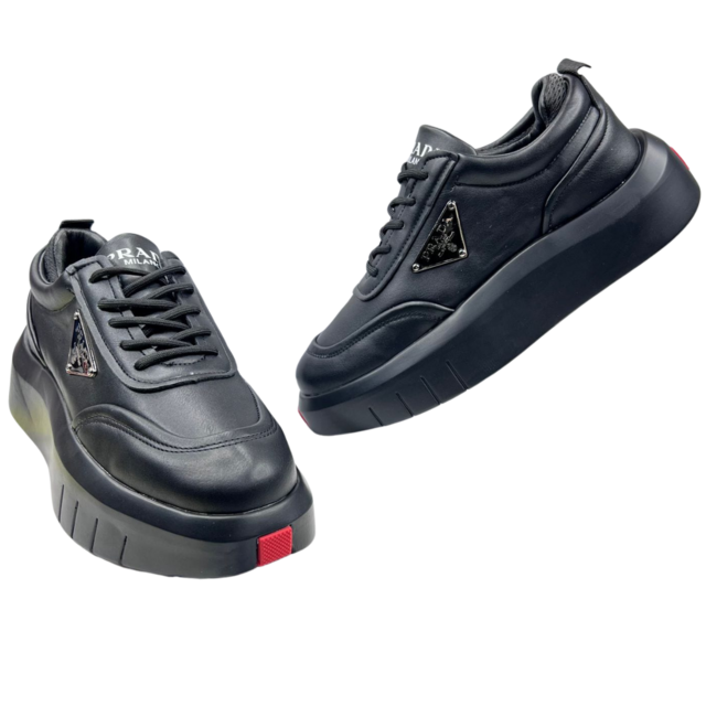 COMPRAR ZAPATILLAS PRADA MILANO HOMBRE. Si buscas calzado que combine lujo, estilo y comodidad, las Zapatillas Prada Milano Hombre son la elección perfecta. En Onlineshoppingcenterg, te ofrecemos una amplia selección de zapatillas Prada originales, ideales para completar cualquier outfit con un toque sofisticado. Aquí encontrarás todo lo que necesitas saber para elegir y comprar el modelo que mejor se adapte a tu estilo.  ¿Por qué elegir Zapatillas Prada Milano Hombre? 1. Estilo y exclusividad Las zapatillas Prada Milano están diseñadas para hombres que valoran la moda y la calidad. Sus acabados minimalistas y elegantes destacan en cualquier ocasión, desde reuniones informales hasta eventos más formales.  2. Comodidad sin igual Gracias a su diseño ergonómico y materiales de alta calidad, estas zapatillas garantizan confort incluso después de horas de uso. Modelos como las Prada Tenis Bajos Double Wheel ofrecen una experiencia de uso ligera y cómoda.  3. Versatilidad única Desde las clásicas zapatillas Prada negras hombre hasta las modernas zapatillas blancas Prada hombre, hay opciones para todos los gustos y estilos.  Modelos destacados de Zapatillas Prada Hombre 1. Zapatillas Prada Negras Hombre Un básico que nunca pasa de moda. Estas zapatillas son ideales para quienes buscan un diseño sobrio y elegante.  2. Zapatillas Prada Blancas Hombre Con un diseño limpio y moderno, estas zapatillas son perfectas para complementar outfits casuales y frescos.  3. Prada Tenis Bajos Double Wheel Este modelo combina el estilo deportivo con la elegancia característica de Prada. Perfecto para quienes buscan un calzado versátil.  4. Mocasines Prada Hombre Aunque no son zapatillas, los mocasines Prada son otra excelente opción para quienes prefieren un look más formal sin perder comodidad.  Precios de las Zapatillas Prada Hombre El precio de las Zapatillas Prada Milano Hombre puede variar dependiendo del modelo y la colección.  En Onlineshoppingcenterg, ofrecemos precios competitivos y opciones de pago flexibles para que puedas adquirir el calzado de tus sueños.  ¿Cómo comprar Zapatillas Prada Milano Hombre en Onlineshoppingcenterg? 1. Verifica disponibilidad Visita nuestra tienda online y explora los modelos de zapatillas Prada para hombre disponibles. Contamos con opciones clásicas y modernas para todos los estilos.  2. Selecciona tu talla Consulta nuestra guía de tallas para asegurarte de elegir el tamaño perfecto.  3. Compra con seguridad Ofrecemos métodos de pago seguros y opciones de envío rápido para que recibas tus zapatillas originales sin complicaciones.  Preguntas frecuentes 1. ¿Son garantizadas las Zapatillas Prada de Onlineshoppingcenterg? Sí, todos nuestros productos son 100% garantizados.  2. ¿Hay promociones o descuentos disponibles? Regularmente ofrecemos descuentos exclusivos. Visita nuestra tienda para conocer las promociones actuales.  3. ¿Cuánto cuesta el envío? En Onlineshoppingcenterg, ofrecemos envío gratuito en compras superiores a un monto específico. Consulta los detalles al realizar tu pedido.  ¿Por qué comprar en Onlineshoppingcenterg? En Onlineshoppingcenterg, te garantizamos:  Zapatillas Prada Milano Hombre originales. Atención personalizada para resolver todas tus dudas. Proceso de compra sencillo y seguro. ¡Haz tu compra ahora! No pierdas la oportunidad de lucir las mejores zapatillas Prada Milano Hombre. Visita Onlineshoppingcenterg y encuentra el modelo perfecto para ti. Con nuestro amplio catálogo y precios accesibles, renovar tu estilo nunca fue tan fácil.