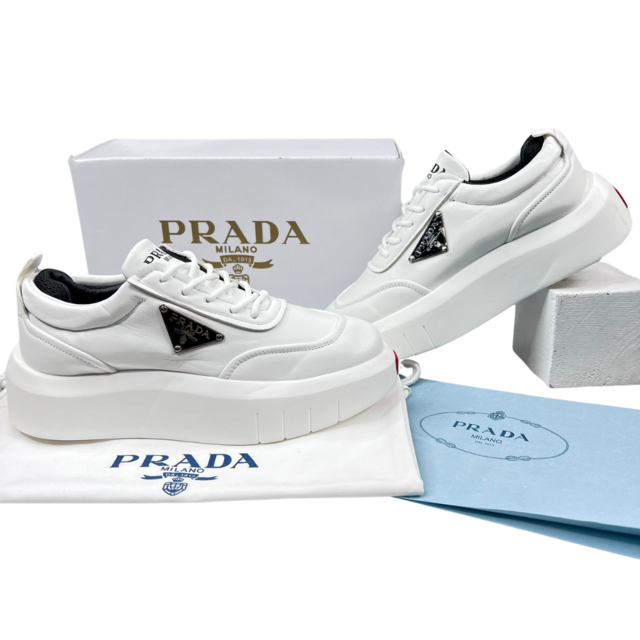 COMPRAR ZAPATILLAS PRADA MILANO HOMBRE. Si buscas calzado que combine lujo, estilo y comodidad, las Zapatillas Prada Milano Hombre son la elección perfecta. En Onlineshoppingcenterg, te ofrecemos una amplia selección de zapatillas Prada originales, ideales para completar cualquier outfit con un toque sofisticado. Aquí encontrarás todo lo que necesitas saber para elegir y comprar el modelo que mejor se adapte a tu estilo.  ¿Por qué elegir Zapatillas Prada Milano Hombre? 1. Estilo y exclusividad Las zapatillas Prada Milano están diseñadas para hombres que valoran la moda y la calidad. Sus acabados minimalistas y elegantes destacan en cualquier ocasión, desde reuniones informales hasta eventos más formales.  2. Comodidad sin igual Gracias a su diseño ergonómico y materiales de alta calidad, estas zapatillas garantizan confort incluso después de horas de uso. Modelos como las Prada Tenis Bajos Double Wheel ofrecen una experiencia de uso ligera y cómoda.  3. Versatilidad única Desde las clásicas zapatillas Prada negras hombre hasta las modernas zapatillas blancas Prada hombre, hay opciones para todos los gustos y estilos.  Modelos destacados de Zapatillas Prada Hombre 1. Zapatillas Prada Negras Hombre Un básico que nunca pasa de moda. Estas zapatillas son ideales para quienes buscan un diseño sobrio y elegante.  2. Zapatillas Prada Blancas Hombre Con un diseño limpio y moderno, estas zapatillas son perfectas para complementar outfits casuales y frescos.  3. Prada Tenis Bajos Double Wheel Este modelo combina el estilo deportivo con la elegancia característica de Prada. Perfecto para quienes buscan un calzado versátil.  4. Mocasines Prada Hombre Aunque no son zapatillas, los mocasines Prada son otra excelente opción para quienes prefieren un look más formal sin perder comodidad.  Precios de las Zapatillas Prada Hombre El precio de las Zapatillas Prada Milano Hombre puede variar dependiendo del modelo y la colección.  En Onlineshoppingcenterg, ofrecemos precios competitivos y opciones de pago flexibles para que puedas adquirir el calzado de tus sueños.  ¿Cómo comprar Zapatillas Prada Milano Hombre en Onlineshoppingcenterg? 1. Verifica disponibilidad Visita nuestra tienda online y explora los modelos de zapatillas Prada para hombre disponibles. Contamos con opciones clásicas y modernas para todos los estilos.  2. Selecciona tu talla Consulta nuestra guía de tallas para asegurarte de elegir el tamaño perfecto.  3. Compra con seguridad Ofrecemos métodos de pago seguros y opciones de envío rápido para que recibas tus zapatillas originales sin complicaciones.  Preguntas frecuentes 1. ¿Son garantizadas las Zapatillas Prada de Onlineshoppingcenterg? Sí, todos nuestros productos son 100% garantizados.  2. ¿Hay promociones o descuentos disponibles? Regularmente ofrecemos descuentos exclusivos. Visita nuestra tienda para conocer las promociones actuales.  3. ¿Cuánto cuesta el envío? En Onlineshoppingcenterg, ofrecemos envío gratuito en compras superiores a un monto específico. Consulta los detalles al realizar tu pedido.  ¿Por qué comprar en Onlineshoppingcenterg? En Onlineshoppingcenterg, te garantizamos:  Zapatillas Prada Milano Hombre originales. Atención personalizada para resolver todas tus dudas. Proceso de compra sencillo y seguro. ¡Haz tu compra ahora! No pierdas la oportunidad de lucir las mejores zapatillas Prada Milano Hombre. Visita Onlineshoppingcenterg y encuentra el modelo perfecto para ti. Con nuestro amplio catálogo y precios accesibles, renovar tu estilo nunca fue tan fácil.