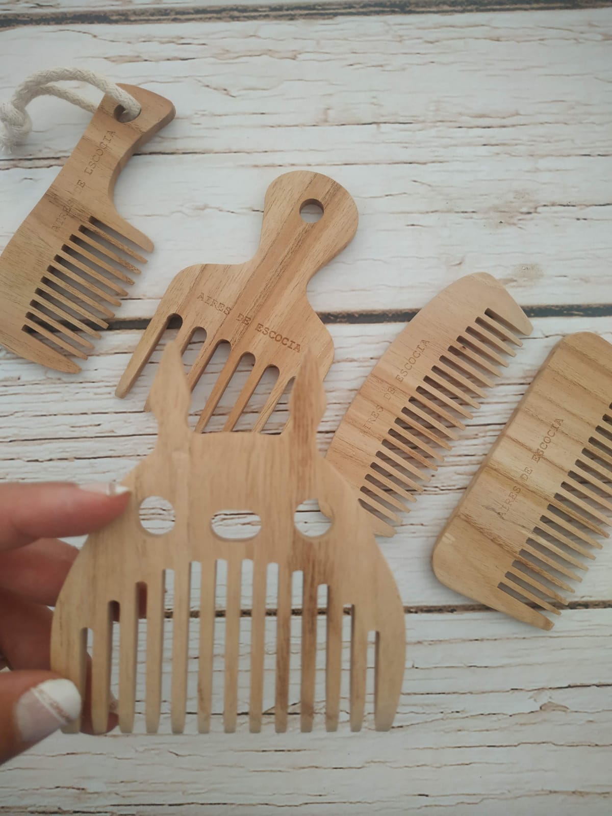 Imagen de Peines de Madera de Reforestación: Cuida tu Cabello y el Medio Ambiente con Nuestros Peines de Madera Sostenible, Hechos con Materiales Renovables y Diseñados para Brindar un Peinado Suave y Natural