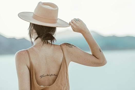 A imagem mostra uma mulher de costas, com blusa decotada na parte de trás, expondo a
         liberdade de usar o LIB Plus