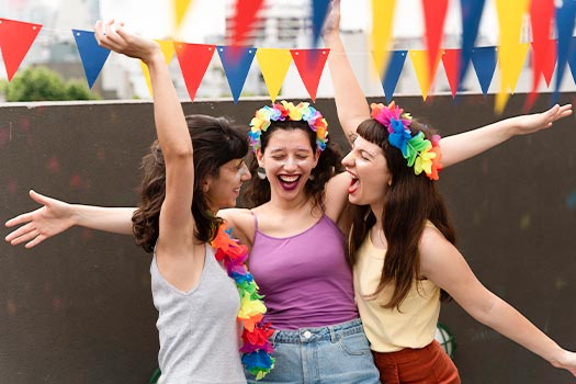 Três amigas utilizam blusas regatas para cair na folia
         com mais conforto e segurança