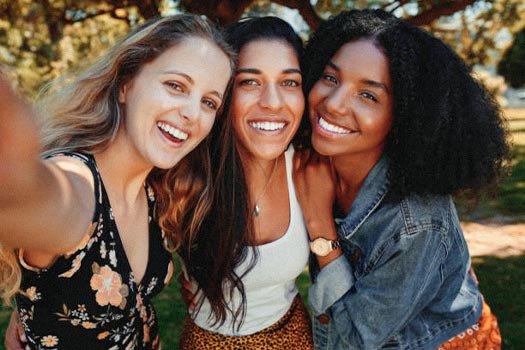 Três amigas celebram juntas o Dia da Mulher com LIB usando roupas confortáveis