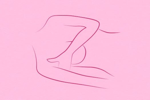 Imagem ilustrativa de mulher deitada realizando o autoexame na mama.