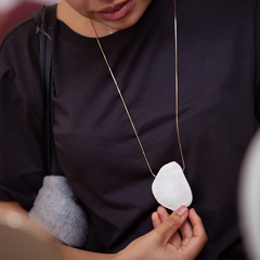 ISAMU I - Colar em cerâmica e metal - comprar online